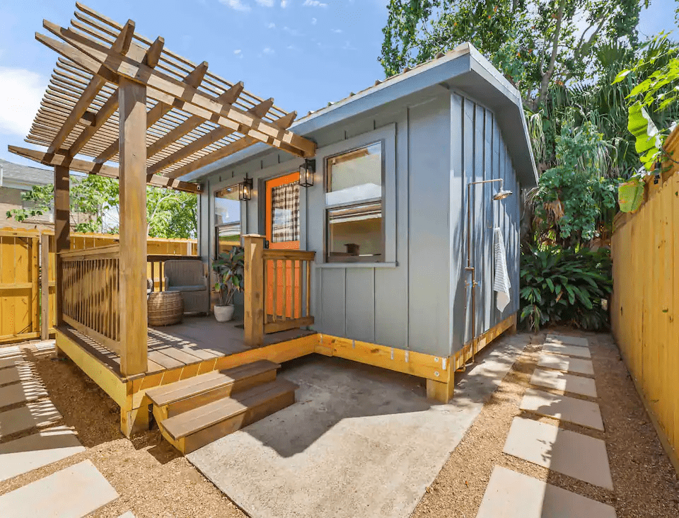 https://www.dreamtinyliving.com/wp-content/uploads/2022/04/192-Sq-Ft-Cute-Tiny-House-1.png