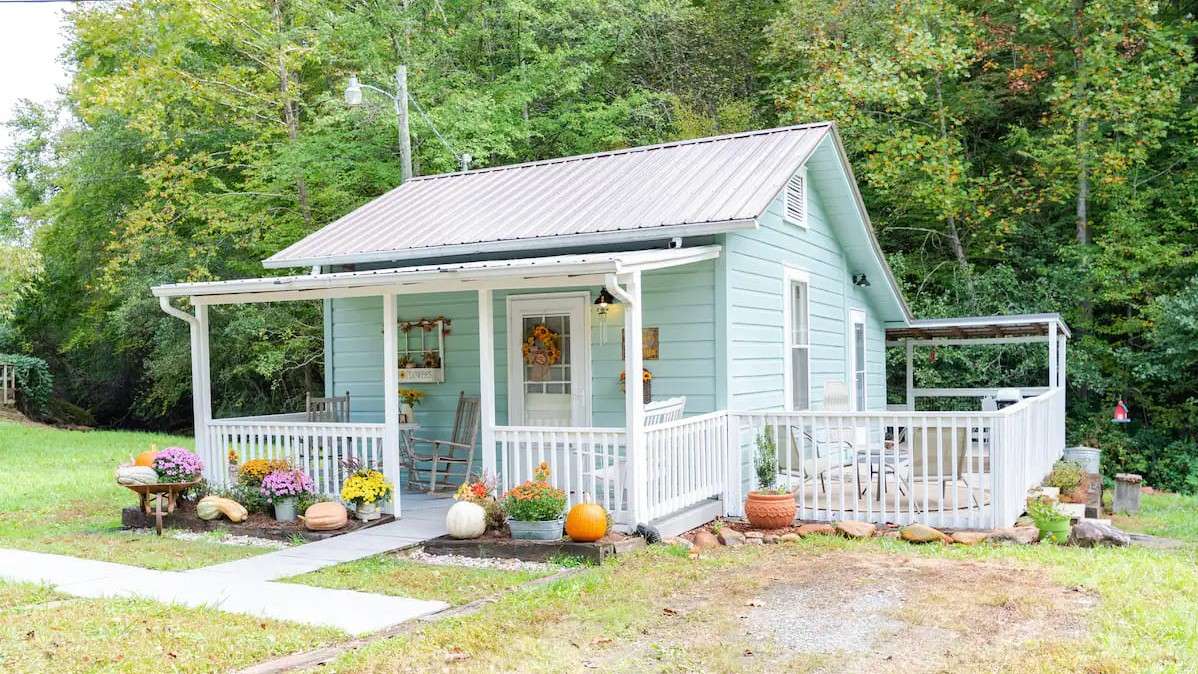 Cozy and Charming Creek Tiny Cottage