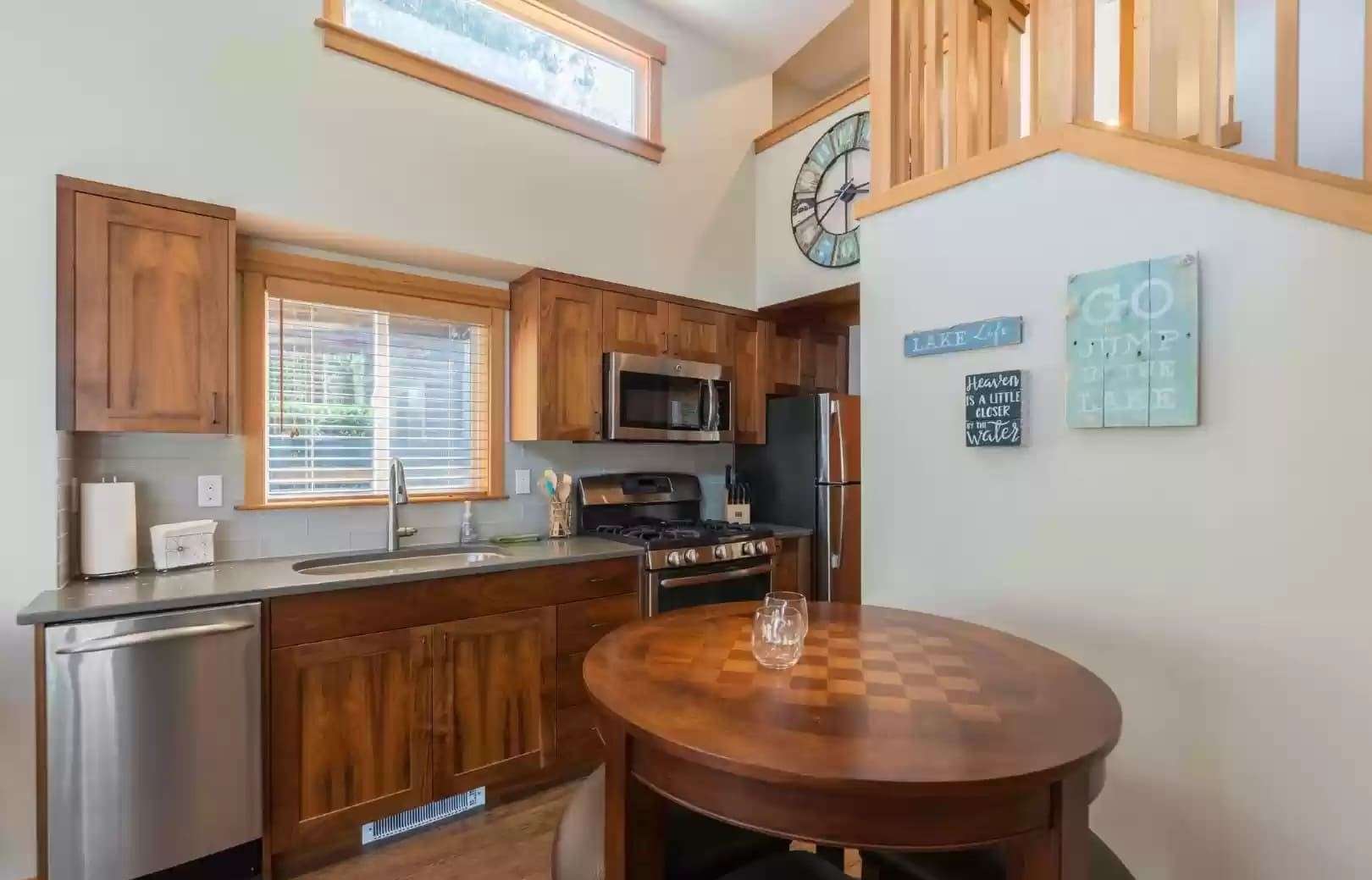 Curated visual reference: Fresh Look at Green Tiny House With Magnificent Lake View