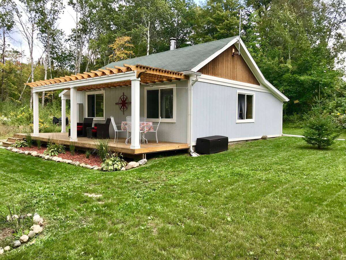 Relaxing Cottage Near Suttons Bay Dream Tiny Living