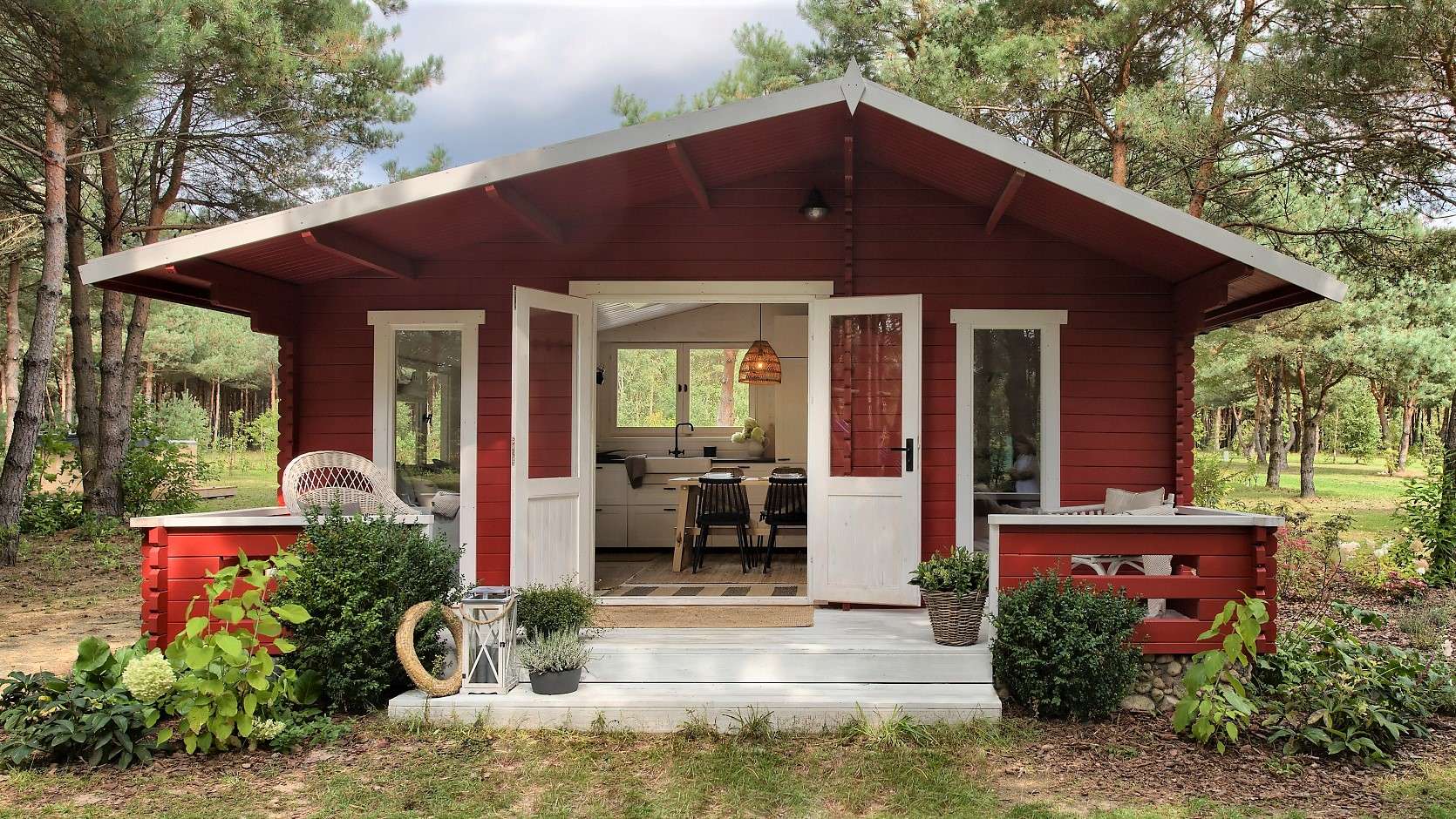 Absolutely Fabulous Tiny Garden House Where You Can Stay Full Time