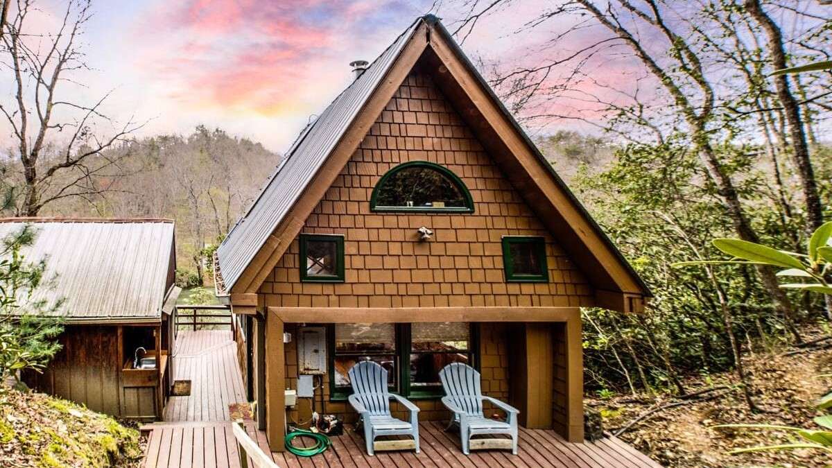 Rustic Cozy Cabin Right By The River