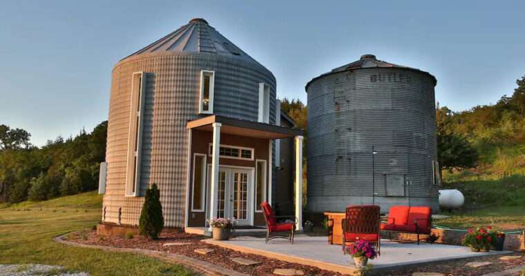 Tiny Grain Silo House at the Foot of Loess Hills